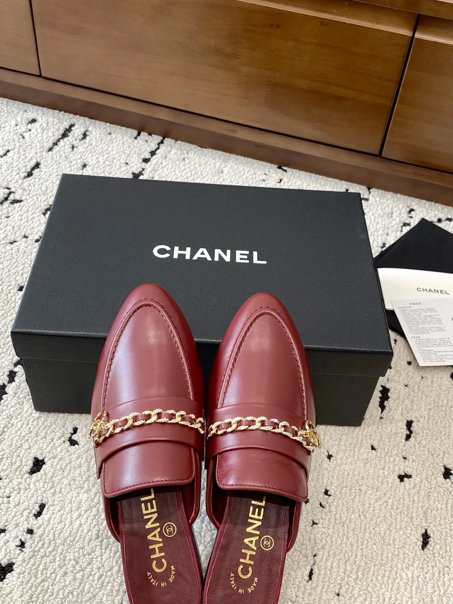 👟👟Ex-factory price 560👟👟 🍀CHANEL｜Chanel Chanel 25C early spring new product, chain buckle low-heeled pointed toe flat slippers, full of retro style, elegant shoe shape, very pleasing to look at. The pointed toe makes the feet become thinner and looks slender. The classic chain double C buckle is paired with a thick heel design. The shoe shape is particularly stylish and stylish. The upper is very elegant. The upper is made of top-grade lambskin and the lining is silk sheepskin. It is super comfortable. Italian imported cowhide outsole. Size: 35-39 (40/41 customized) 👉 👉 👉